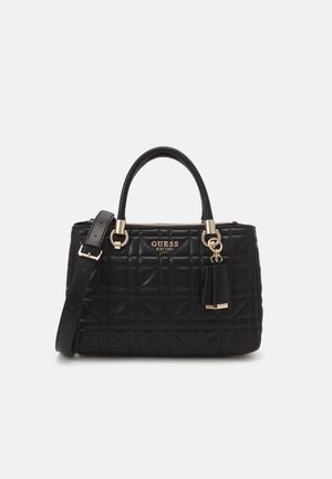 Sort quiltet Guess håndtaske med dobbelte håndtag, guldfarvet hardware, aftagelig skulderrem og mærkepryd med kvast.
