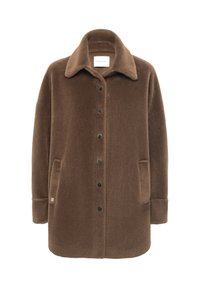 Cappotto in pile marrone con colletto, chiusura frontale a bottoni, due tasche laterali e una texture liscia. Presenta un piccolo etichetta con logo all'orlo.