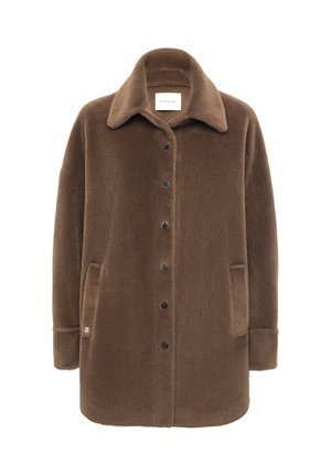 Cappotto in pile marrone con colletto, chiusura frontale a bottoni, due tasche laterali e una texture liscia. Presenta un piccolo etichetta con logo all'orlo.