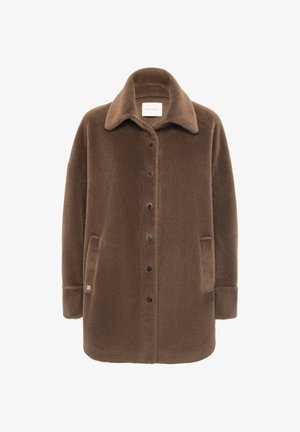 Manteau en polaire marron avec un col, fermeture à boutons sur le devant, deux poches latérales et une texture lisse. Présente une petite étiquette logo à l'ourlet.