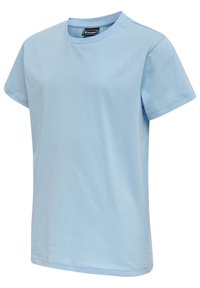 Ljusblå bomulls-t-shirt med kort ärm, rund hals och rak fåll. Slät textur och minimal sömmar.