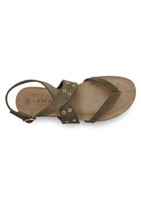 Olivgrüne Wildledersandalen mit offener Zehe, überkreuzten Riemen und einer strukturierten Innensohle. Ausgestattet mit dekorativen metallischen Ösen und einem verstellbaren Knöchelriemen.