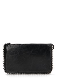 Monedero de piel negra con un acabado texturizado, que presenta remaches plateados a lo largo de los bordes y un cierre de cremallera en la parte superior.