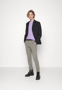 Lindbergh SUPERFLEX CROPPED  - Chinos - lt olive mix