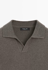 Grauer Rippstrickpullover mit Kragen und V-Ausschnitt, ausgestattet mit einem Massimo Dutti-Label im Nacken.
