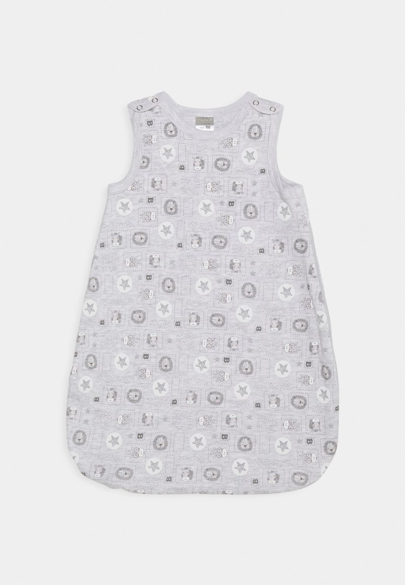 Grå sovepose uten ermer med avrundet bunn, med et teksturert mønster av stjerner og dyremotiver i mørkere grått og hvitt.