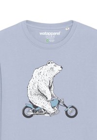 T-shirt bleu clair avec un graphisme d'un ours chevauchant une moto, détaillé avec de l'encre noire et blanche, mettant en valeur la texture de la fourrure de l'ours.