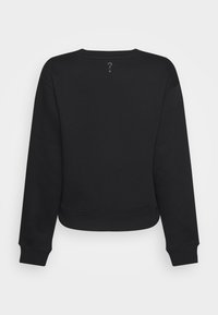 Černá mikina s kulatým výstřihem, žebrovanými manžetami a lemem. Na zadní straně se nachází malé logo. Materiál má hladkou texturu.