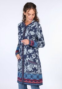 Langer cardigan mit floralem Muster in Marineblau, mit Kapuze, Taschen und farbigen Akzenten in Blau und Rot. Aus weichem Stoff mit kuscheliger Haptik.