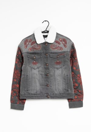 Veste en denim grise avec col sherpa blanc, broderie paisley rouge sur le devant et les manches, fermeture boutonnée et deux poches poitrine.
