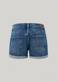 Modri jeans kratke hlače s zavitimi robovi, dvema zadnjima žepoma s valovitim šivom in usnjenim logotipom na pasu.