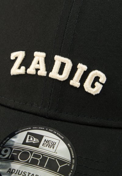 Zwarte baseballpet met geborduurde witte tekst "ZADIG" en een ronde New Era 9FORTY verstelbare sticker op de klep.