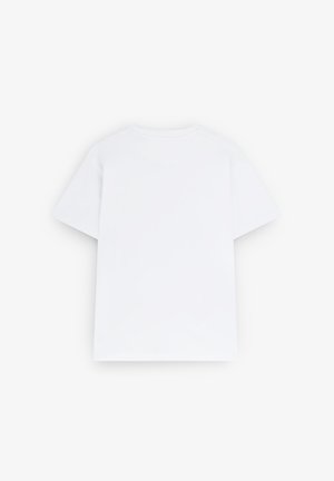 Un tricou alb simplu cu mâneci scurte, expus plat cu partea din spate îndreptată în sus, pe un fond alb.