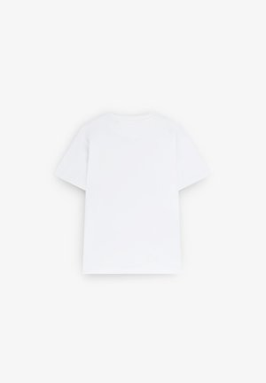 Ein einfaches, weißes T-Shirt mit kurzen Ärmeln, flach ausgelegt und mit der Rückseite nach oben vor einem weißen Hintergrund.