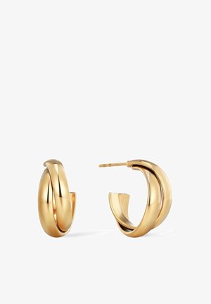 Lyginami auksiniai apyrankiniai auskarai su sukurtu dvigubu juostelių dizainu, vienas auskaras rodomas su matoma tvirtinimo kojelės.