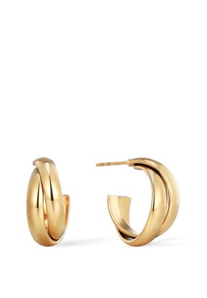 Paire de boucles d'oreilles créoles torsadées en or brillant, l'une vue de face et l'autre de côté avec tige et fermoir visibles.