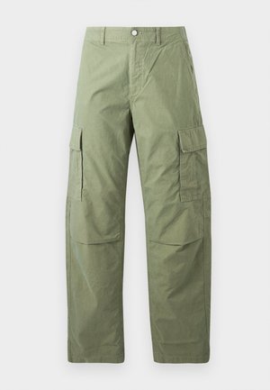 Pantaloni cargo verzi, confecționați dintr-un material durabil, având două buzunare frontale, două buzunare laterale cargo, o croială lejeră și închidere cu băare.