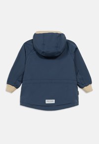 Ελαφρύ μπουφάν ναυτικού μπλε χρώματος με κουκούλα, ελαστικά μανίκια και μπεζ διακόσμηση. Διαθέτει ορατή ετικέτα της μάρκας κοντά στο τελείωμα.