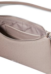 Calvin Klein MUST - Rankinė per petį - cinder monogram pu