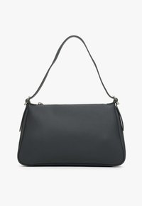 Czarna skórzana torebka z teksturowanym wykończeniem, prostokątnym kształtem, pojedynczym paskiem na ramię i zamkiem błyskawicznym u góry.