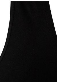 Svart tyg med en slät, elastisk textur. Nära vy framhäver materialets fina väv och väl definierade kanter.