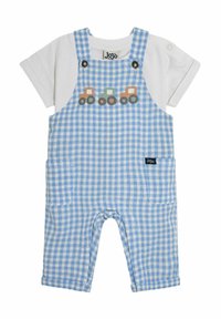 Blauw-witte geruite tuinbroek met een wit T-shirt eronder. Kenmerkt zich door tractorborduursel en zijzakken. Verstelbare schouderbanden.