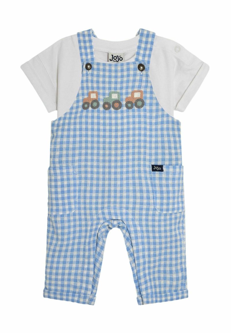 Blauw-witte geruite tuinbroek met een wit T-shirt eronder. Kenmerkt zich door tractorborduursel en zijzakken. Verstelbare schouderbanden.