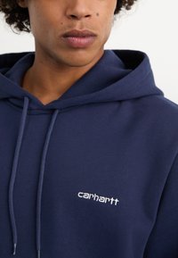 Carhartt WIP HOODED SCRIPT EMBROIDERY - Jersey con capucha - blue/white