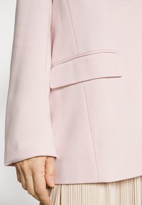 Modström GALE - Casaco curto - bella rose