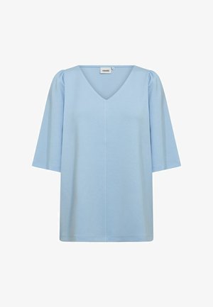 Világoskék, rövid ujjú felső V-nyakú kialakítással és enyhén fodros ujjakkal. Puha anyagból készült, laza szabású és tiszta vonalvezetésű.