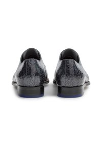 Scarpe in pelle nero screpolata con una finitura liscia e lucida. Design con tacco basso e punta tonda. Presentano una suola nera resistente con dettagli blu.
