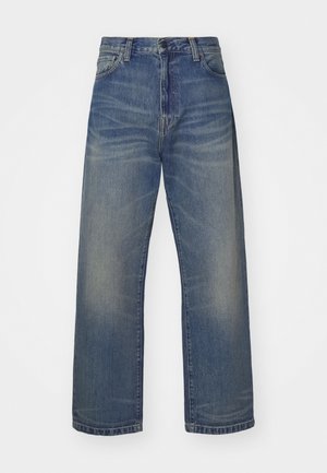 Jean en denim bleu avec une coupe droite, taille haute, cinq poches et un léger délavage sur le tissu. Design classique avec une fermeture à bouton et à glissière.
