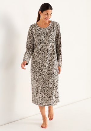 Långärmad, leopardmönstrad nattsärk i beige och svart, rund halsringning, medellång längd, tillverkad av mjukt tyg, med avslappnad passform.