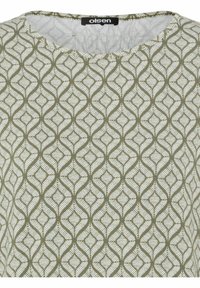 T-Shirt mit kurzen Ärmeln in Weiß und Olivgrün, das ein strukturiertes geometrisches Muster mit gewellten Linien und einem runden Ausschnitt zeigt. Markenlabel sichtbar.