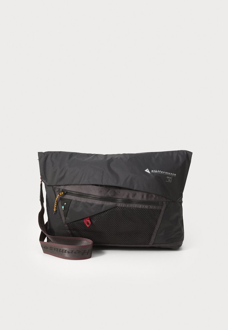 Klättermusen GRID MESSENGER BAG UNISEX - Soma ar siksnu pāri ķermenim - raven