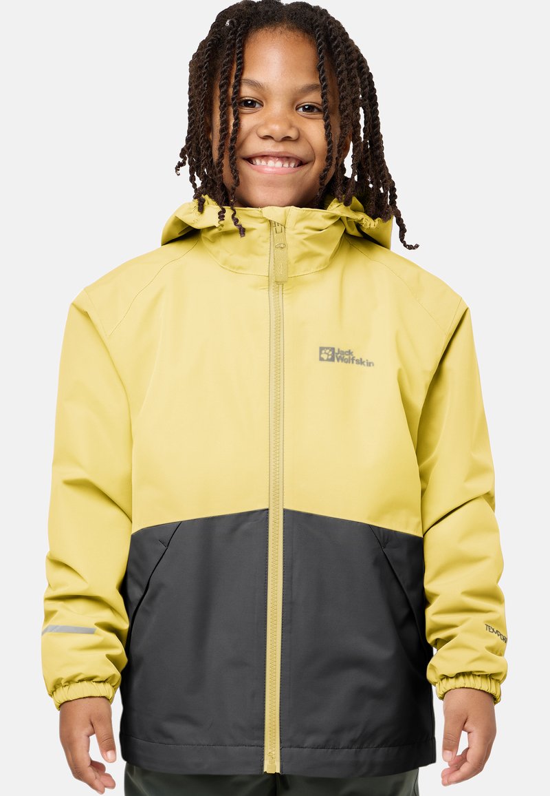 Veste imperméable jaune et grise avec capuche, fermeture éclair, poignets élastiques et accents réfléchissants. Fabriquée en tissu durable et respirant.