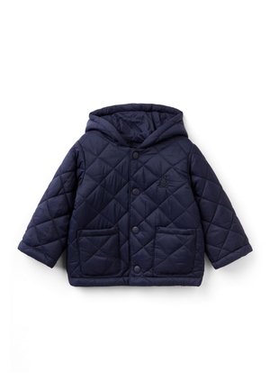 Chaqueta acolchada azul marino con capucha, que cuenta con dos bolsillos frontales y cierres de botones. Textura suave y patrón de diamantes en toda la prenda.