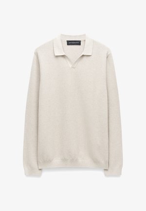 Hellbeiger Strickpullover mit langen Ärmeln, V-Ausschnitt und gerippten Bündchen sowie Saum, mit durchgehendem Strukturmuster.