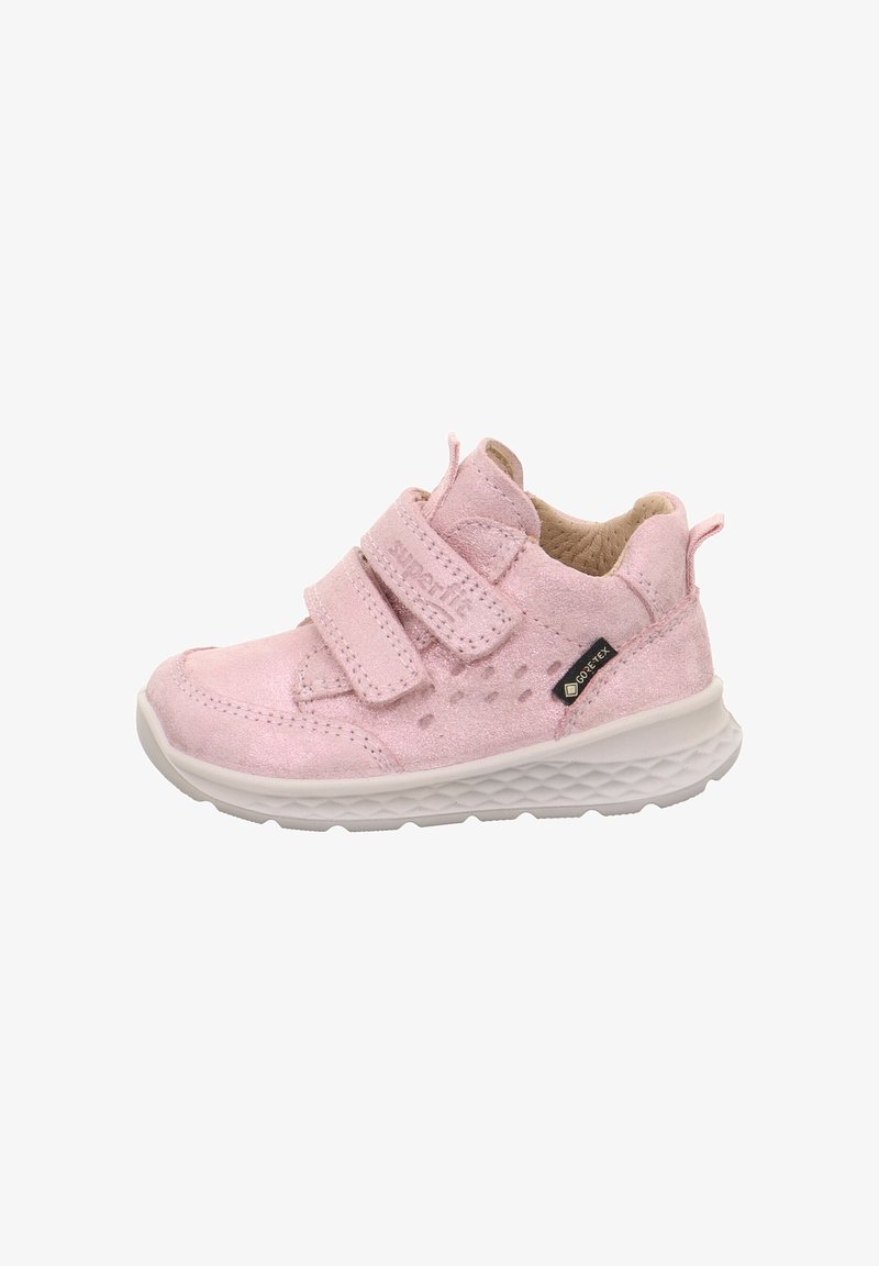Baskets pour tout-petit roses avec deux bandes Velcro, semelle blanche texturée, dessus respirant et étiquette imperméable Gore-Tex sur le côté.