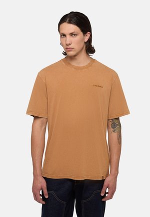 Camiseta de algodón marrón con cuello redondo y mangas cortas. Cuenta con un pequeño logo bordado en el pecho y un corte relajado.