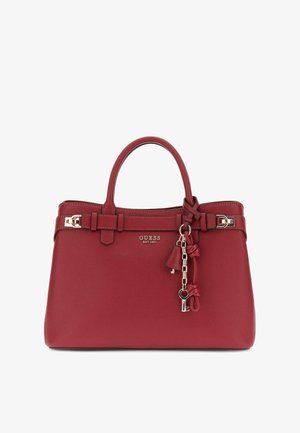 Borsa a tracolla in pelle rossa con manici arrotondati, un dettaglio in catena dorata e un accento a forma di chiave. Presenta una finitura testurizzata e una chiusura con fibbia.