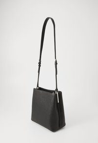 Borsa nera testurizzata con una forma strutturata, tracolla regolabile e dettagli in metallo argentato. Superficie liscia con un design minimalista.