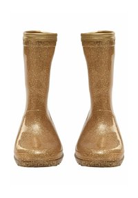 Pari kimaltavia kultaisia sateenvarjokengät, joissa on aaltoileva reuna yläosassa, nähtynä edestä valkoista taustaa vasten.