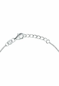 Braccialetto in argento con chiusura a moschettone, caratterizzato da anelli intrecciati e una finitura liscia e lucida. Lunghezza regolabile con più punti di connessione.