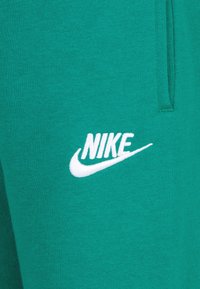 Nike Sportswear CLUB STRIPE CREW UNISEX SET - Spodnji deli trenirk - malachite
