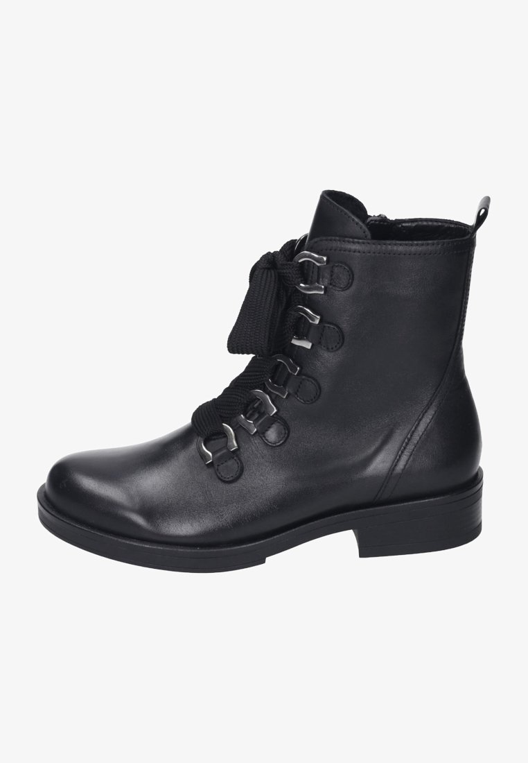 Bottine en cuir noir avec un bout arrondi, une fermeture éclair latérale et un laçage décoratif. Présente des éléments en métal argenté et un accent en tissu texturé.