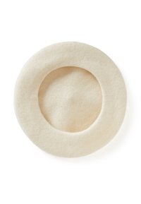 Ronde, crème-kleurige vilten hoed met een zachte textuur, met een ondiepe, ronde kroon en een brede, platte rand. Geen extra versieringen.
