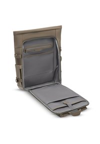 Beige Rolltop-Rucksack aus strapazierfähigem Material mit grauem Innenraum, mehreren Taschen und verstellbaren Trägern.