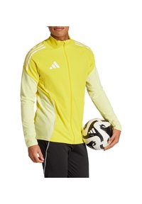 Gelbe Sportjacke mit weißen Akzenten und Streifen, mit Reißverschluss auf der Vorderseite, langen Ärmeln, getragen von einer Person, die einen schwarz-weißen Fußball hält.