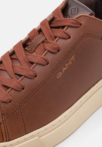 GANT MC JULIEN - Sapatilhas - cognac/dark brown